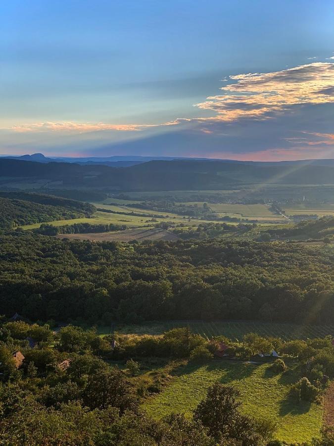 Kisvulkan Nyulontul Mencshely Exterior foto